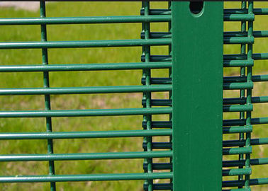 Green 358 Security Mesh Fencing 80 X 80 MM Post 2.1 X 2.5 Meter For Road Security