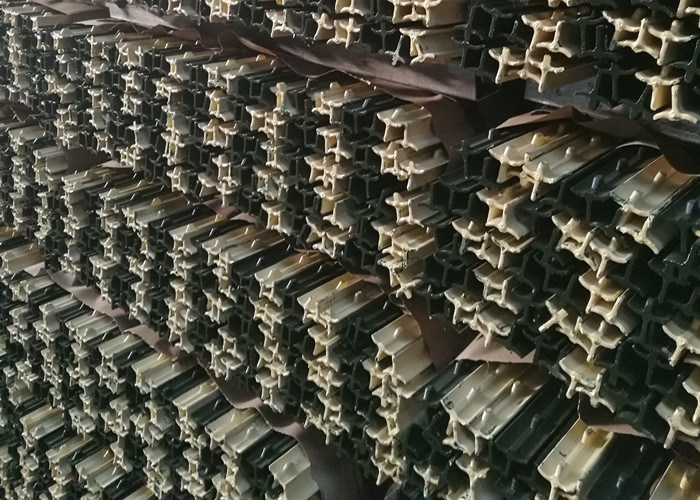 Steel Content Posts High Strength Farm Fence Posts Corrosion Resistance For Field Fence